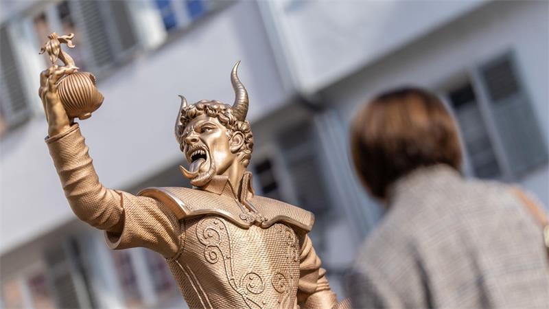 Die umstrittene Figur soll laut Stadt an Ort und Stelle vor dem Rathaus stehen bleiben. 