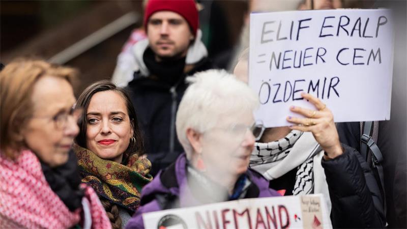 Weg frei für rot-grün-rote Koalitionsgespräche in Berlin Die umstrittene Linke-Abgeordnete Vanessa Emde nahm an einer Kundgebung gegen die Parteispitze teil.