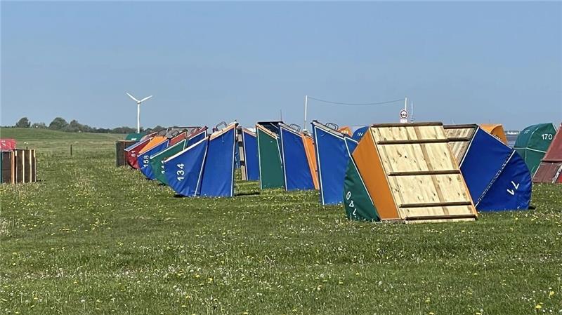 Party-Exzesse am Otterndorfer Deich: Dem Vermieter reicht's Die unbekannten Randalierer haben die Strandkabinen am Otterndorfer Grünstrand umgestoßen oder auf den Kopf gestellt. Dabei sind erhebliche Schäden entstanden. Foto: Fredebohm