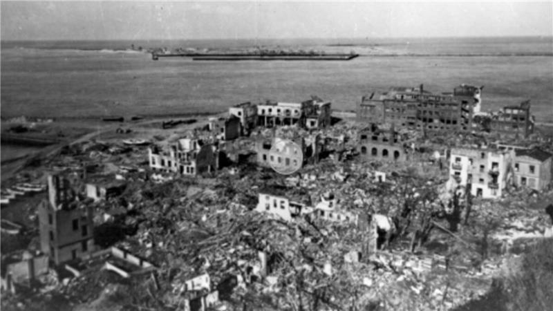Die undatierte Aufnahme zeigt die kriegszerstörte Insel Helgoland. Britisches Militär nutzte nach dem Zweiten Weltkrieg die evakuierte Insel als Bombenabwurfplatz. Am 18. April 1947 sollten knapp 7000 Tonnen Munition den großen Felsen endgültig sprengen.
