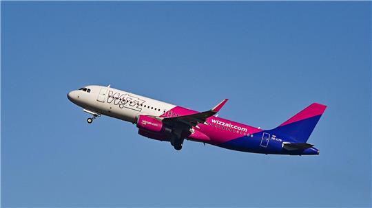 Die ungarische Fluggesellschaft Wizz Air bietet drei Flüge in der Woche ab Hamburg nach Montenegro an. (Archivbild) 