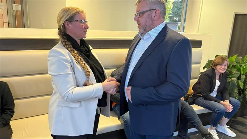 Ralf Dessel gewinnt Stichwahl und wird Bürgermeister von Buxtehude Die unterlegene Kandidatin Katharina Mewes gratuliert dem neuen Buxtehuder Bürgermeister Ralf Dessel für seinen Sieg bei der Stichwahl.