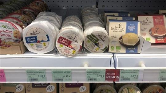 Die vegane Käsealternative aus Cuxhaven ist auch in Biomärkten der Region unte der Kernmarke „Dr. Mannahs" erhältlich.