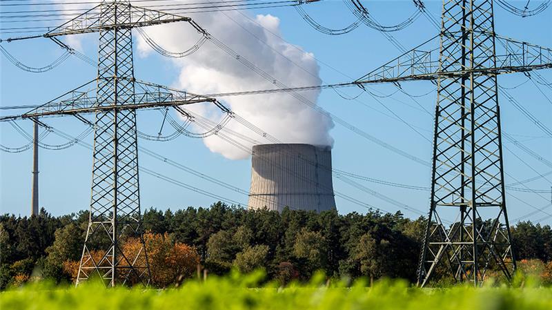 Die verbleibenden drei deutschen Atomkraftwerke sollen maximal bis zum 15. April 2023 weiterlaufen können. Das hat Kanzler Olaf Scholz (SPD) entschieden. Foto: Sina Schuldt/dpa