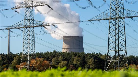 Die verbleibenden drei deutschen Atomkraftwerke sollen maximal bis zum 15. April 2023 weiterlaufen können. Das hat Kanzler Olaf Scholz (SPD) entschieden. Foto: Sina Schuldt/dpa