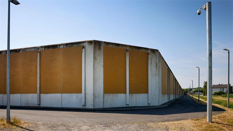 Ermittlungen gegen Vollzugsbeamte – Handys und Drogen in JVA Die verbotenen Gegenstände waren den Gefängnismitarbeitern laut den Ermittlungen draußen von Angehörigen oder Freunden übergeben worden.