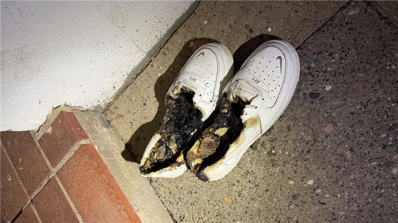 Die verbrannten Schuhe im Treppenhaus.