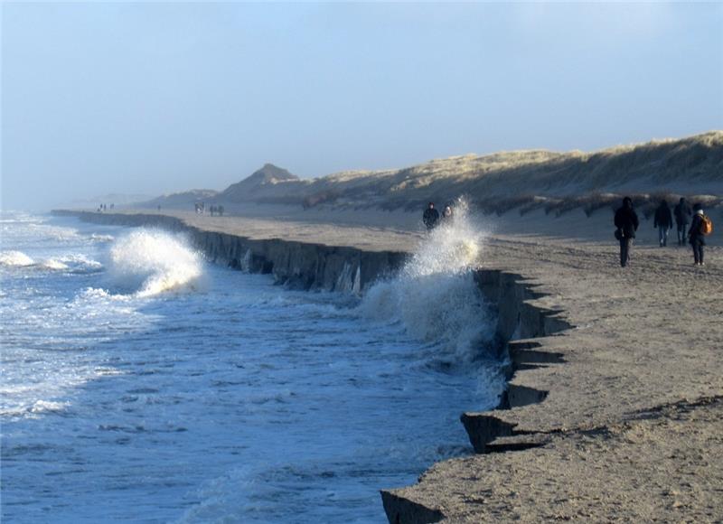 Die vergangenen Sturmfluten führen auf der Insel Langeoog zu sichtbaren Sandverlusten am Strand. Foto: Klaus Kremer/Langeoog News/dpa