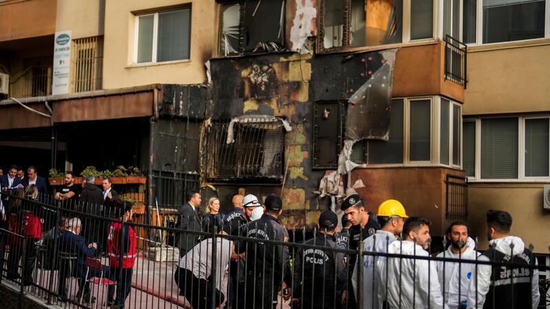 Die verkohlte Hauswand des Nachtclubs in Istanbul.
