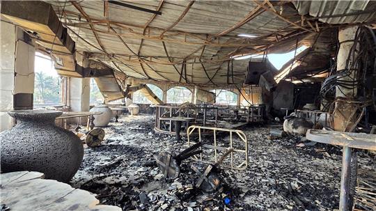 Die verkohlten Innenräume eines Nachtclubs, der am frühen Sonntag in Brand geraten war, sind in Arpora, Goa, zu sehen. (Foto aktuell)