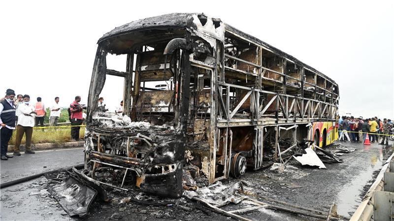 Mindestens 20 Tote nach Busunfall in Indien Die verkohlten Überreste des Passagierbusses liegen auf einer Landstraße im Dorf Chinnatekuru.