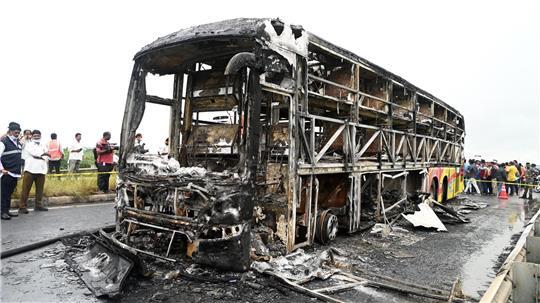 Die verkohlten Überreste des Passagierbusses liegen auf einer Landstraße im Dorf Chinnatekuru.
