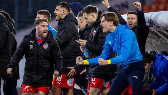 Die verletzt ausgewechselten Nico von der Reith (links) und Jannes Elfers (hinten rechts) bejubeln den Pokalsieg in Oldenburg. Im Ligaspiel gegen den VfB werden sie fehlen.