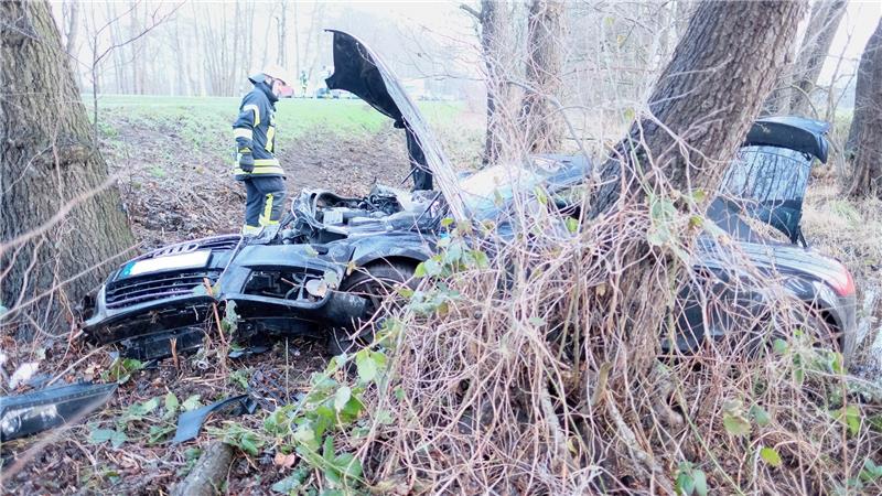 Die verletzte Cabrio-Fahrerin musste von Ersthelfern aus dem Autowrack befreit werden. Foto: Hillyer-Funke/Feuerwehren Samtgemeinde Oldendorf-Himmelpforten