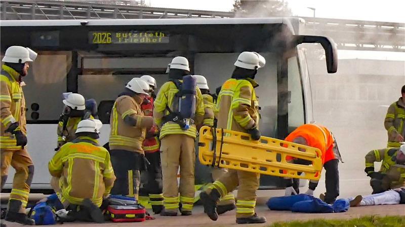 Die verletzten Fahrgäste mussten auf dem AOS-Gelände aus dem Bus gerettet werden.