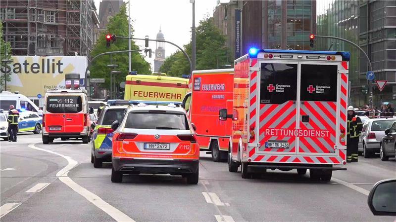 Frau sticht am Hamburger Hauptbahnhof wahllos auf Pendler ein Die verletzten Personen wurden von zahlreichen Rettungskräften in umliegende Krankenhäuser gebracht. Die Polizei spricht von einer unübersichtlichen Lage.