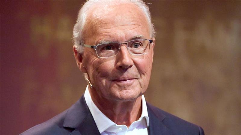 Beckenbauer bei Ballon-d’Or-Gala geehrt Die versammelte Fußball-Prominenz ehrte Franz Beckenbauer beim Ballon d’Or.