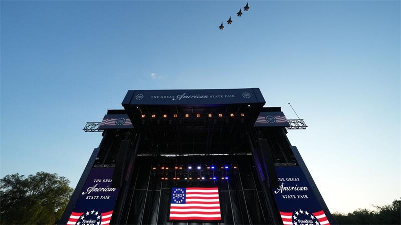 Die versammelte Menge sah in Formation fliegende Kampfjets am Himmel. 