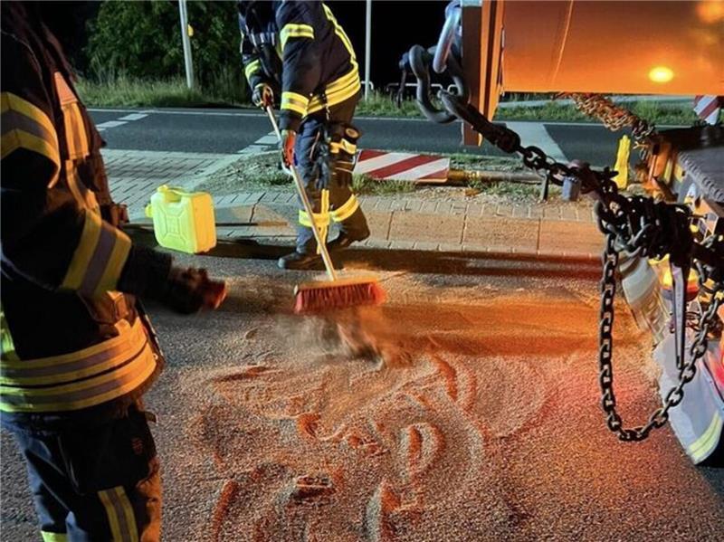 Schwertransport verliert Hydrauliköl – B73 gesperrt Die verschmutzte Straße wurde mit Bindemittel abgestreut und anschließend gründlich gereinigt.