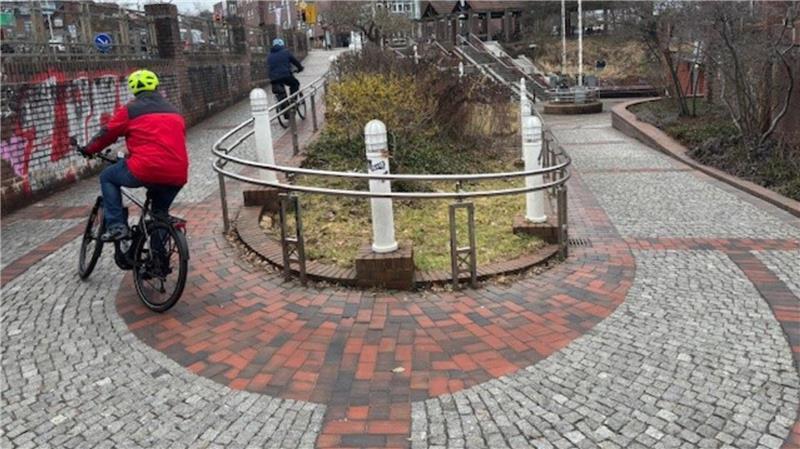 Die verschwenkte Rampe mit Kopfsteinpflaster am Bahnhof Buxtehude gilt als sehr beschwerlich für Menschen mit Handicap.