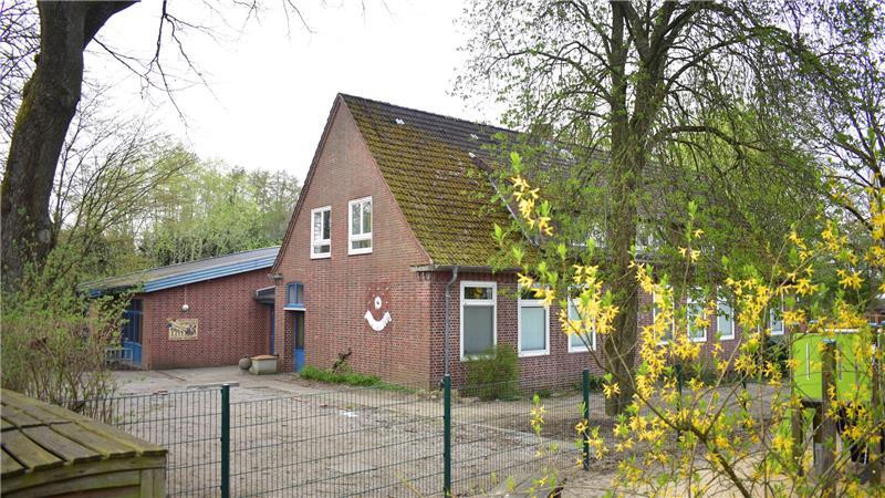 Die verwaiste Grundschule in Bliedersdorf, die bis Sommer 2025 noch Schulkinder besucht haben. Nebenan sind Kita, Spiel- und Sportplatz, Dorfgemeinschaftshaus und das Restaurant Lindenkrug.