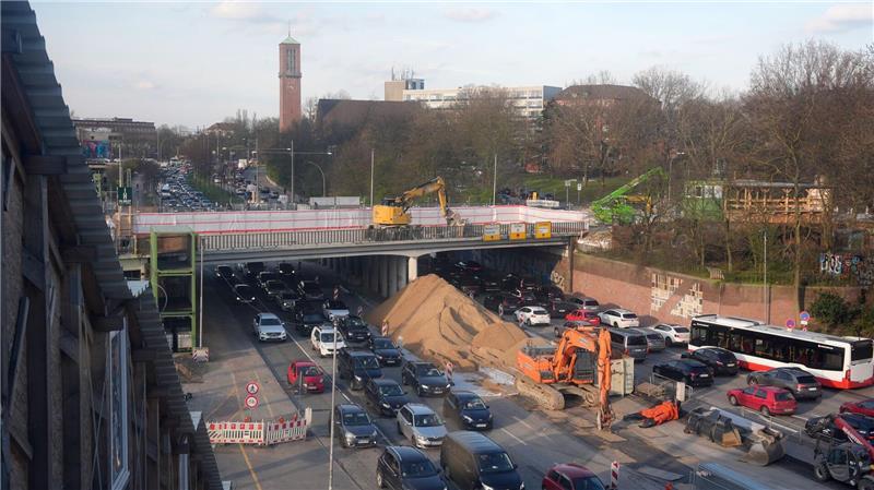 Die vielbefahrene Bürgerweide wird an diesem Wochenende für den Abriss der nördlichen Berlinertordammbrücke voll gesperrt. (Archivbild)