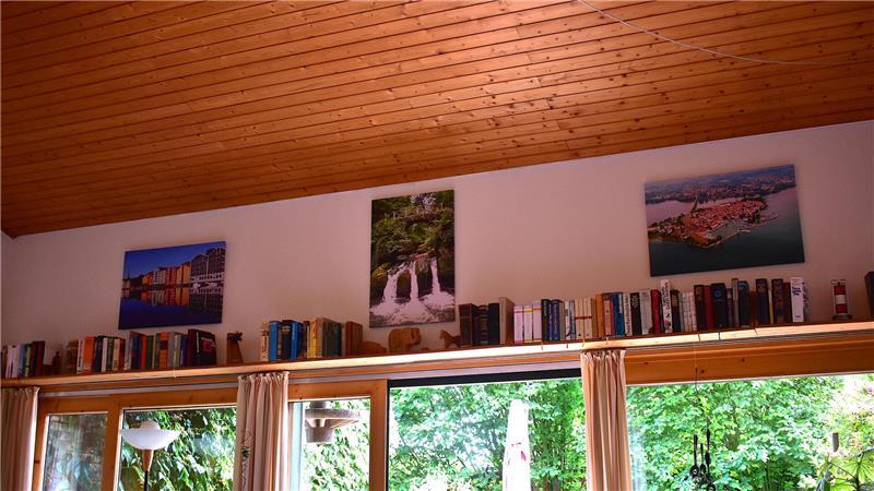 Kampf für die Demokratie: Wolfgang Weh hat eine Zauberformel Die vielen Regale, die Wandbilder von Trondheim, Luxemburg und Lindau und der Blick durch die Fenster auf Apfelbaum sowie Reben im Garten zeigen: Weh liest viel, fotografiert gerne und produziert seinen eigenen Apfel-, Traubensaft und Wein.