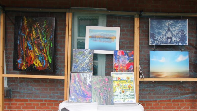 Dorfladen, Höfe, Deko: Was Oldendorfs Betriebe zu bieten haben Die vielfältigen Kunstwerke von Ernst Ryll, dem Vorsitzenden des Kultur- & Heimatvereins Oldendorf, kann man am Brunkhorst’schen Haus bewundern.