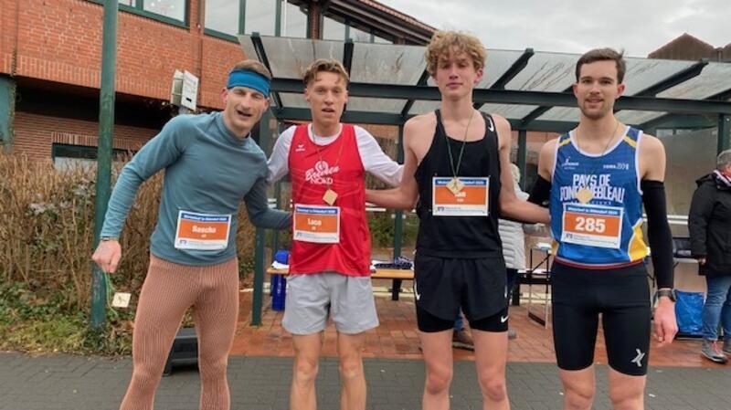 Rekordteilnahme beim 26. Winterlauf und Stadion-Cross in Oldendorf Die vier Erstplatzierten des Straßenlaufs über fünf Kilometer: Sascha Kroll, Luca Schmidt, Ian Kohls und Yanniels Rault (v.l.).