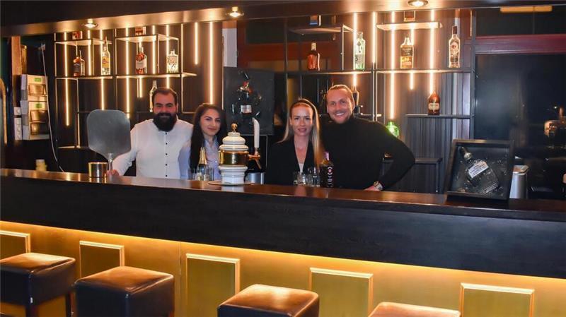 Die vier Freunde übernehmen das Lokal „Zur Ecke“ in Sievern (von links): Ferhat und Derya Özel, Michelle Gernand und Marcel Karstens.