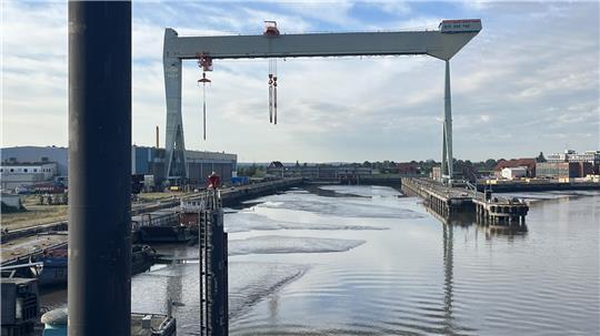 Die vier Liebherr-Kräne wurden bereits ins Ausland verkauft. Der unter Denkmalschutz stehende Portalkran ist auf dem Sietas-Gelände verblieben, war jedoch nicht Teil der Zwangsversteigerung.