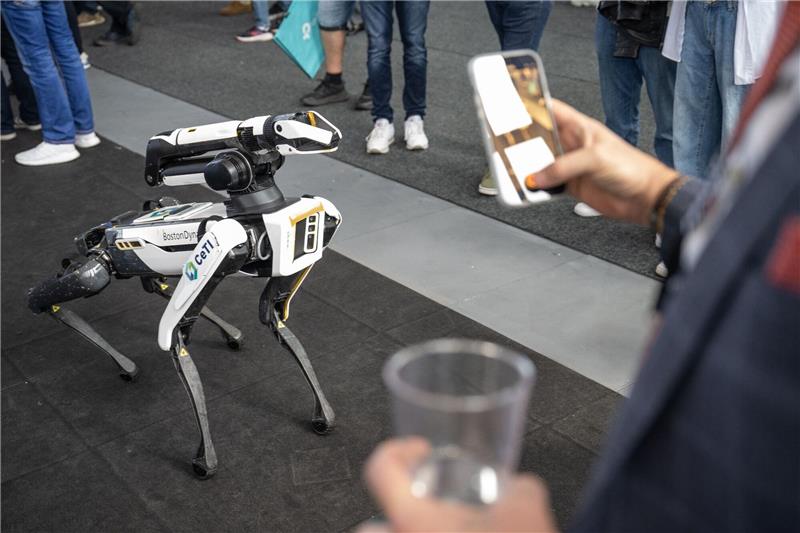 Otto-Group setzt jetzt auf Roboter-Hunde Die vierbeinigen «Spot»-Roboter, die an einen großen Hund erinnern, werden für Otto unter anderem Tunnel inspizieren, Geräte-Anzeigen ablesen und am Geräusch Gas- oder Druckluft-Lecks entdecken.