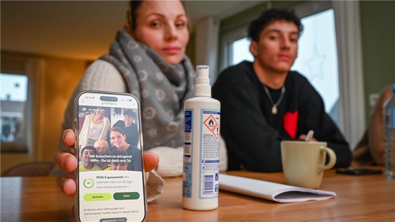 Die vierfache Mutter Vivien aus Bremerhaven kämpft, unterstützt unter anderem von ihrem großen Sohn Azad, gegen ihre Krebserkrankung. Sie zeigt auf ihrem Handy einen Spendenaufruf. 