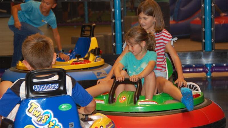 Die vierjährige Maarit aus Apensen und Hailey (rechts), die aus den USA zu Besuch ist, haben zu zweit viel Spaß mit den Bumpercars.