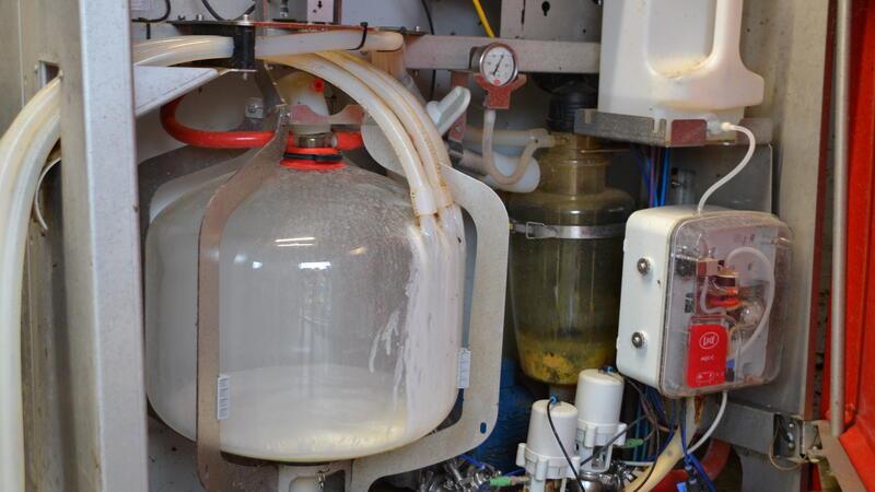 Hightech in der Landwirtschaft: Wenn ein Roboter Kühe melkt Die vom Roboter frisch gemolkene Milch wird in einem Milchtank gesammelt und danach in einen großen Tank weitergeleitet.