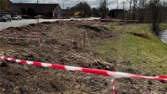 Die von Bäumen befreite Fläche an der Oste ist zurzeit mit Absperrband versehen.