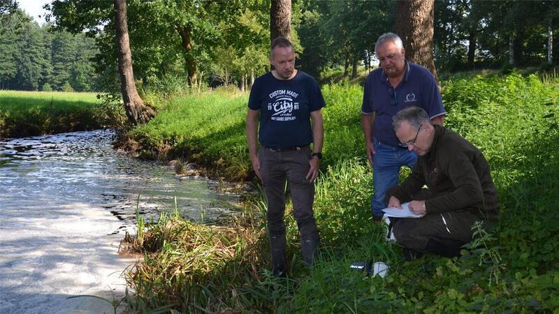 Fischsterben 2023: Anglerverband legt Abschlussbericht vor Die von Gewässerwart Ralf Behrens, dem Angelvereinsvorsitzenden Hans-Peter Wennholz und Ralf Gerken (von links) vom Anglerverband genommenen Proben zeigen, es gibt keinen Sauerstoff mehr im Wasser.
