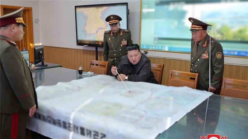 Die von Machthaber Kim Jong Un nach Russland entsendeten Soldaten sollen wegen hoher Verluste im Kampf mit ukrainischen Truppen vorerst von der Front abgezogen worden sein. (Archivbild)