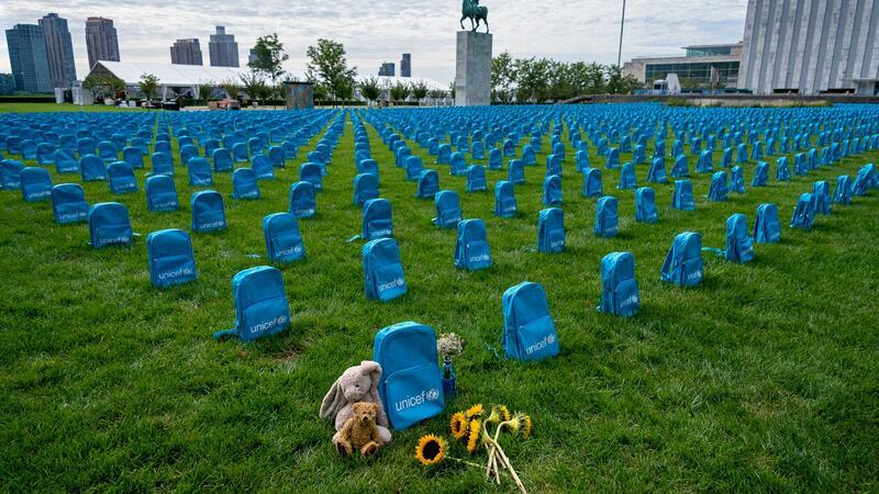 Kindersterblichkeit weltweit deutlich zurückgegangen Die von UNICEF organisierte Installation in New York veranschaulicht das Ausmaß von Kindersterblichkeit in Konfliktgebieten im Jahr 2018.
