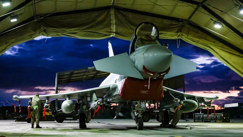 Die von Verteidigungsministerium des Vereinigten Königreichs zur Verfügung gestellte Aufnahme zeigt Waffentechniker der Royal Air Force bei der Vorbereitung eines Kampfflugzeugs vom Typ Typhoon FGR4.