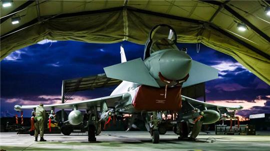 Die von Verteidigungsministerium des Vereinigten Königreichs zur Verfügung gestellte Aufnahme zeigt Waffentechniker der Royal Air Force bei der Vorbereitung eines Kampfflugzeugs vom Typ Typhoon FGR4.