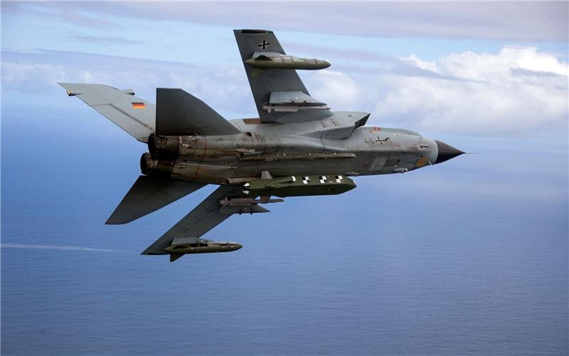 Die von der Bundeswehr herausgegebene Aufnahme zeigt einen Kampfjet Tornado IDS ASSTA 3.0, bestückt mit dem Lenkflugkörper Taurus.