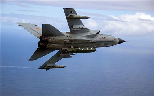 Die von der Bundeswehr herausgegebene Aufnahme zeigt einen Kampfjet Tornado IDS ASSTA 3.0, bestückt mit dem Lenkflugkörper Taurus.
