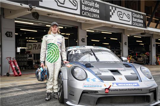 Die von der Familie herausgegebene Aufnahme zeigt das 15-jährige Motorsporttalent Janne Stiak bei einem Testrennen auf dem Circuit Catalunya. Am 27. April wird Janne Geschichte schreiben und als jüngster Fahrer aller Zeiten beim Porsche Carrera Cup antreten. Foto: ---/Cord Kappe/dpa