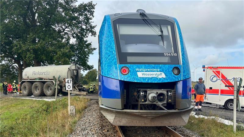 Der hintere Teil des verunglückten EVB-Zuges steht noch auf den Gleisen. 