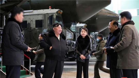 Die von der staatlichen nordkoreanischen Nachrichtenagentur KCNA zur Verfügung gestellte undatierte Aufnahme soll Machthaber Kim Jong Un mit seiner Tochter beim Besuch einer Fabrik für mobile Abschussvorrichtungen für Interkontinentalraketen zeigen.