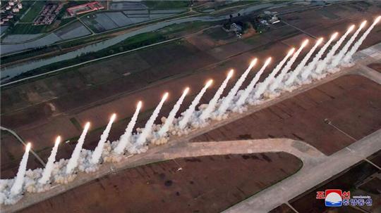 Die von der staatlichen nordkoreanischen Nachrichtenagentur zur Verfügung gestellte Aufnahme soll einen Raketentest an einem nicht genannten Ort zeigen.