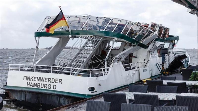 Neue Hybridfähre „Finkenwerder“ wird heute getauft Die von einem Containerfrachter gerammte Hafenfähre "Finkenwerder" (Archivbild) wurde später verschrottet.