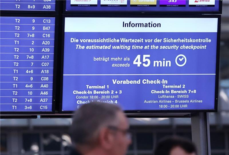 Hamburger Flughafen zieht positive Ferienbilanz – Tickets immer teurer Die voraussichtliche Wartezeit an einer Anzeigetafel im Terminal 1 am Flughafen Hamburg angegeben.
