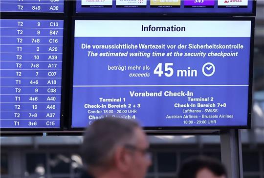 Die voraussichtliche Wartezeit an einer Anzeigetafel im Terminal 1 am Flughafen Hamburg angegeben.